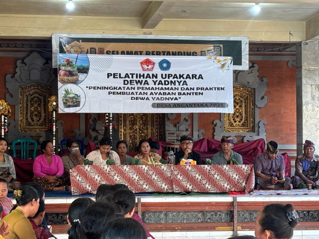 Pelatihan Banten Upakara Dewa Yadnya Br. Puseh